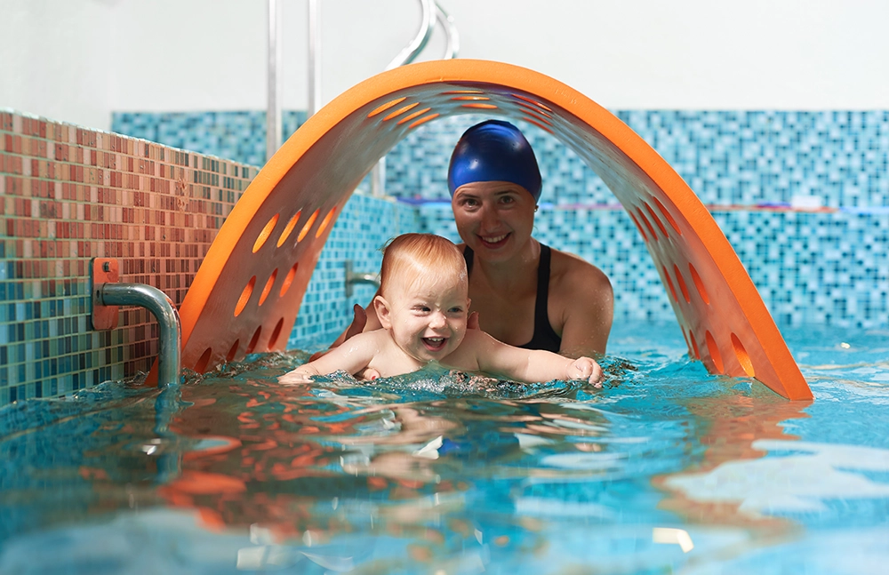 Madre con su bebé en los cursos de natación de Club Deportivo Recreativo Atalayas del Levante